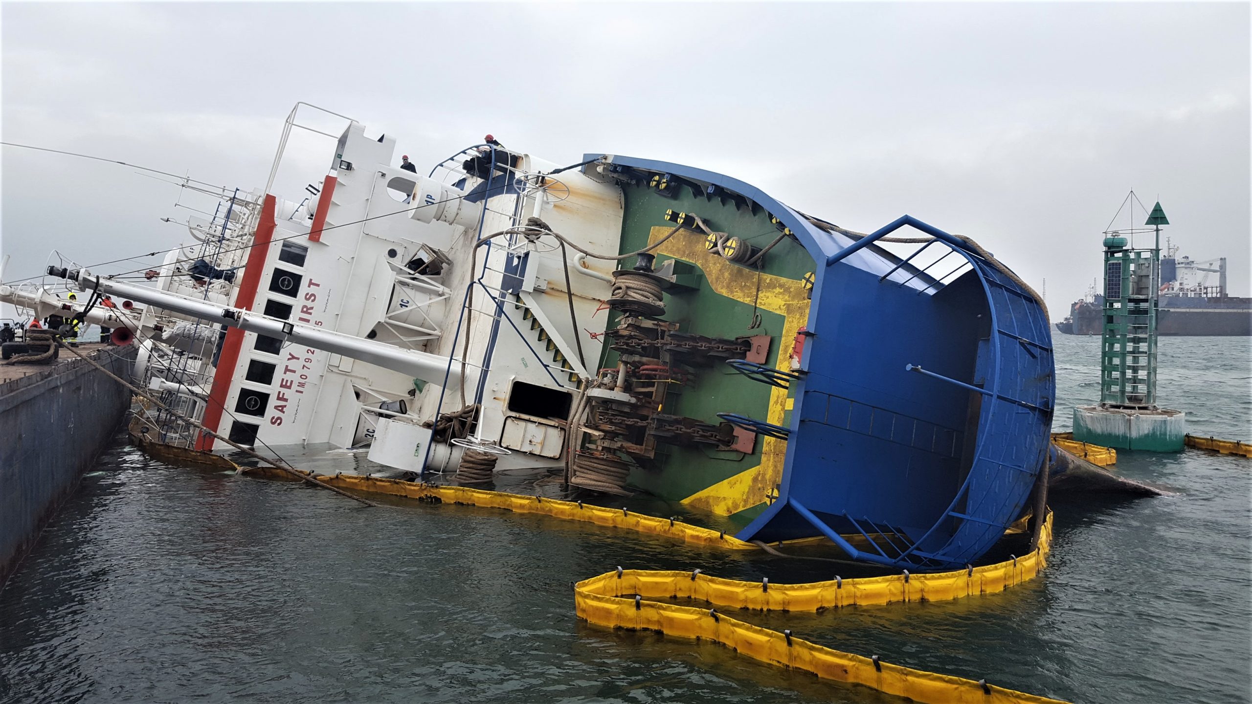 Astăzi ar putea fi încheiată operaţiunea de aducere la suprafaţă a navei care s-a răsturnat în Portul Midia cu peste 14.000 de oi la bord