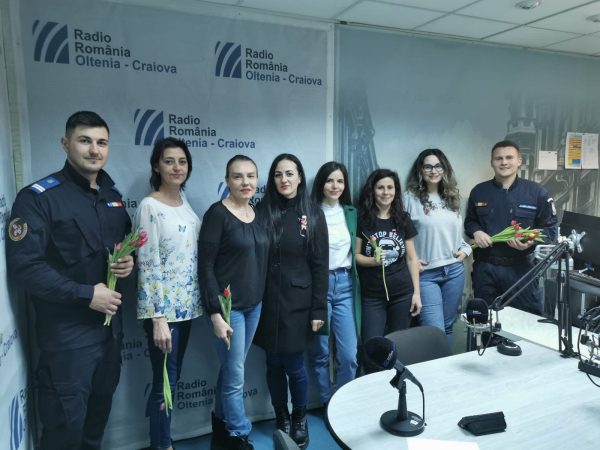 Jandarmii au dăruit flori femeilor din Radio Oltenia