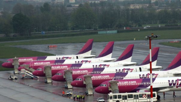 Wizz Air anunță că mai multe rute din România rămân suspendate