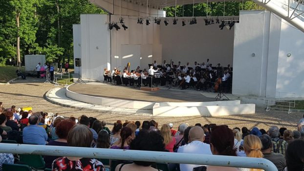 Filarmonica ”Oltenia” – concerte la Teatrul de Vară din Parcul ”Nicolae Romanescu”