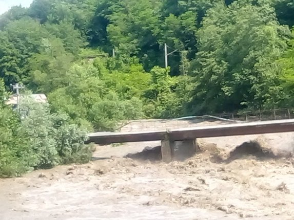 Circulația rutieră s-a închis pe DN 66 între Bumbești Jiu și Petroșani din cauza unei viituri pe râul Jiu