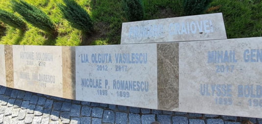 Primăria Craiova: Lucrările la statuia de la intrarea secundară în Parcul Romanescu, inclusiv ordinea plăcuțelor cu numele primarilor, sunt executate conform prevederilor legale