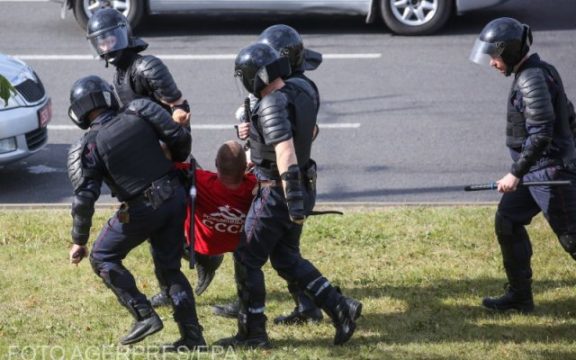 Belarus: Protestele continuă, un manifestant a murit