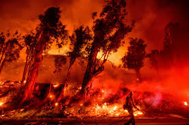 În statul american California, suprafaţa sutelor de incendii de vegetaţie care au izbucnit săptămâna trecută s-a dublat ieri