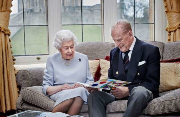 Regina Elisabeta a II-a şi prinţul Philip marchează 73 de ani de căsnicie printr-o fotografie aniversară