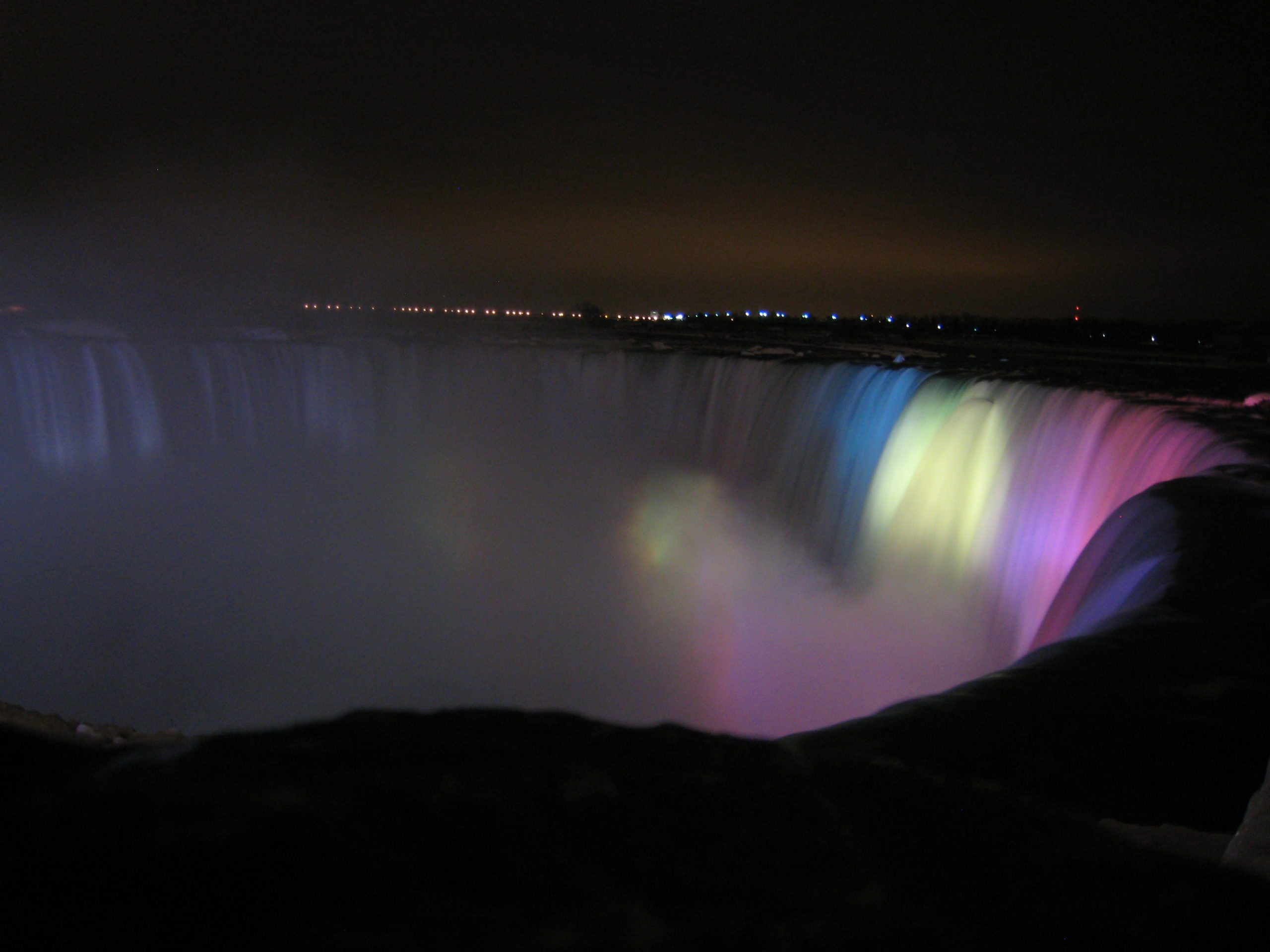 În Canada, Cascada Niagara va fi luminată tricolor de ziua României