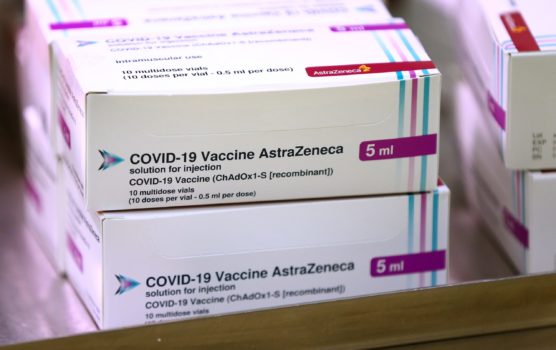 Vaccinul AstraZeneca – administrat numai persoanelor până în 55 de ani