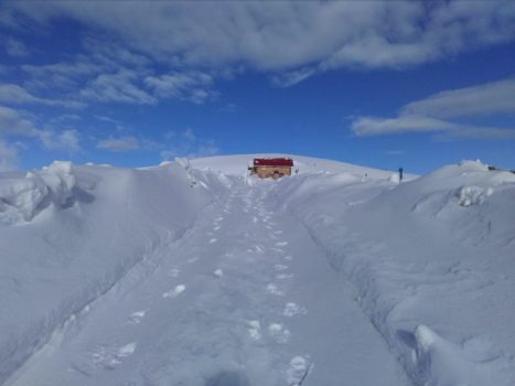 Vâlcea: Zeci de turiști, blocați în cabane, pe Vârful Roman