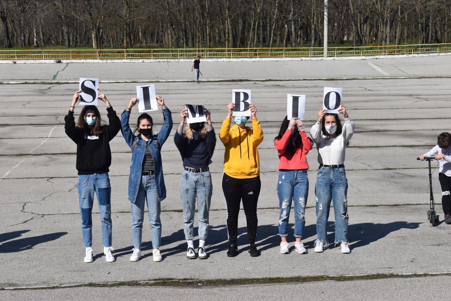 Baloane galbene in Parcul Romanescu din Craiova, de Ziua Mondiala pentru Constientizarea Anxietatii