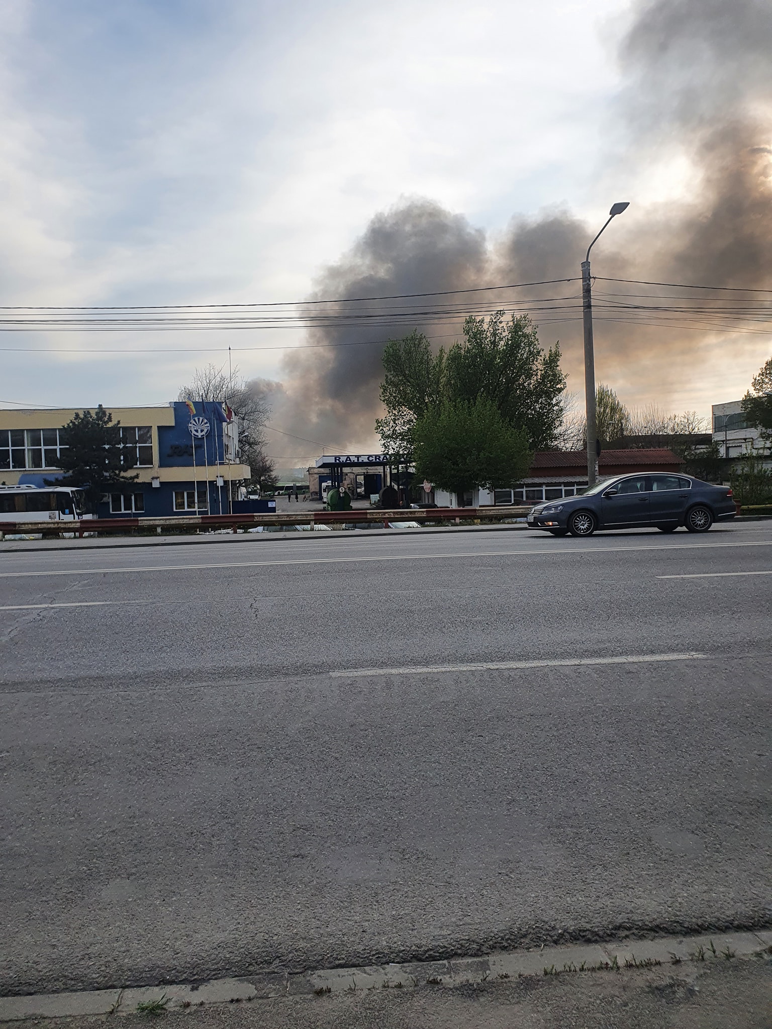 Patru autobuze dezafectate şi 11 maşini abandonate au ars într-un incendiu care a izbucnit, sâmbătă seara, în curtea Regiei de Transport Craiova