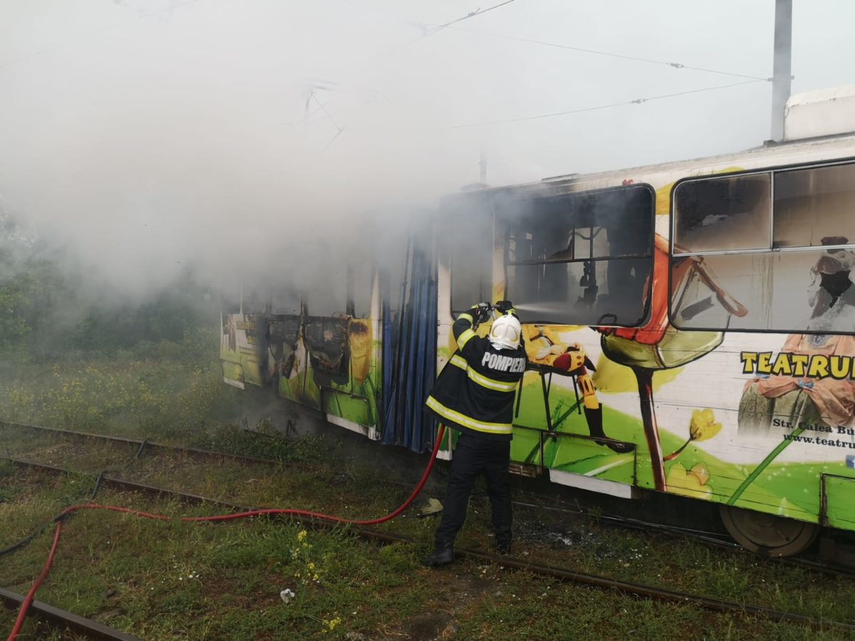 Craiova: Tramvai incendiat de fulger, în zona Marlorex