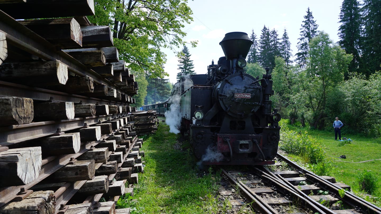 Suceava: Mocănița, oprită din drum, cu un bolovan