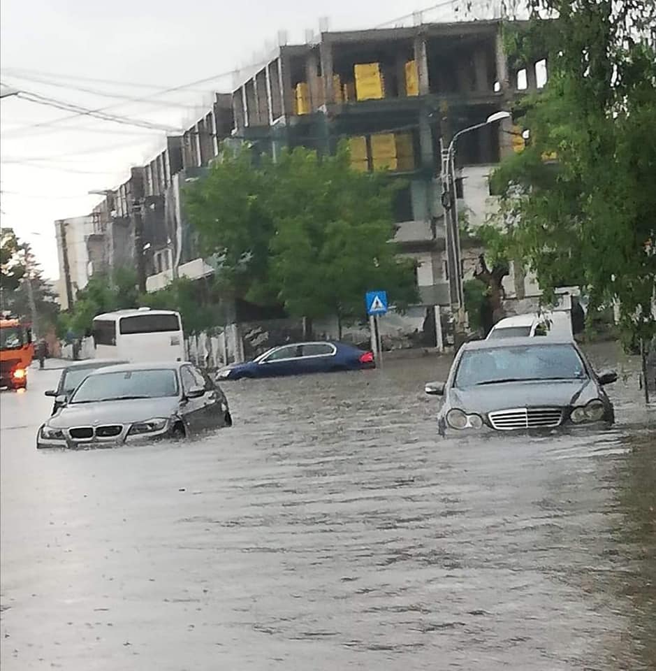 Craiova s-a inundat aseara in urma unei ploi torentiale