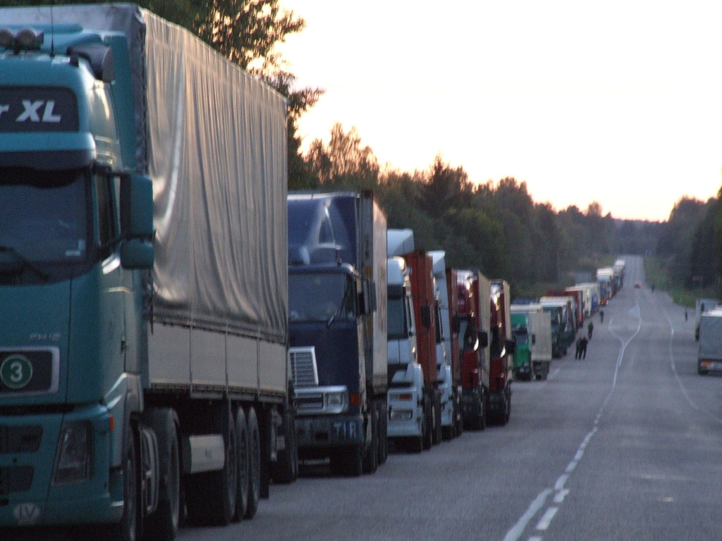 Protest al transportatorilor pe mai multe şosele din ţară