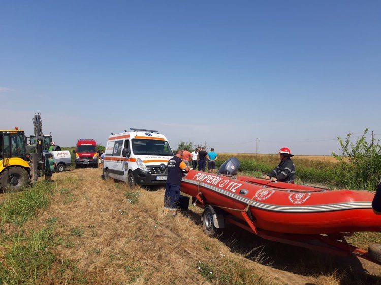 Tractor căzut în canal, șofer decedat, la Moțăței-Gară