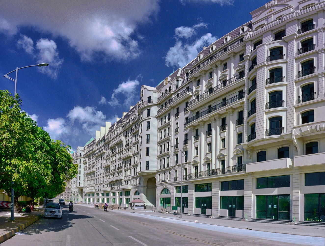 ”Fabricat în Franţa, la Palatul din Paris”