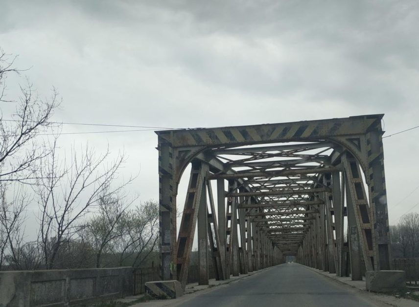 Încep lucrările de reabilitare a podului peste râul Jiu, la Bucovăț,