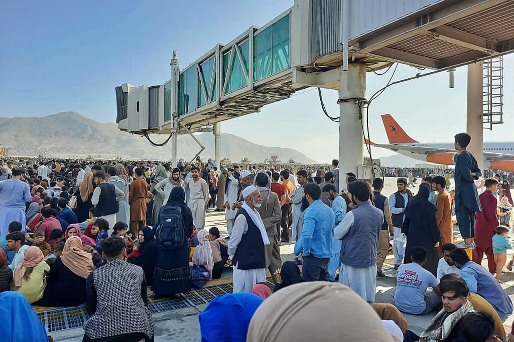 Mii de occidentali şi de afgani, care vor să plece din Afganistan, sunt blocaţi în afara aeroportului din Kabul