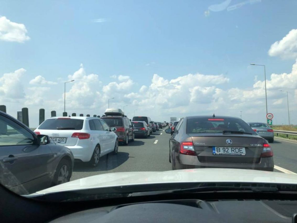 Aglomerație în vămi. Românii stau ore în șir la coadă, ca să intre în țară