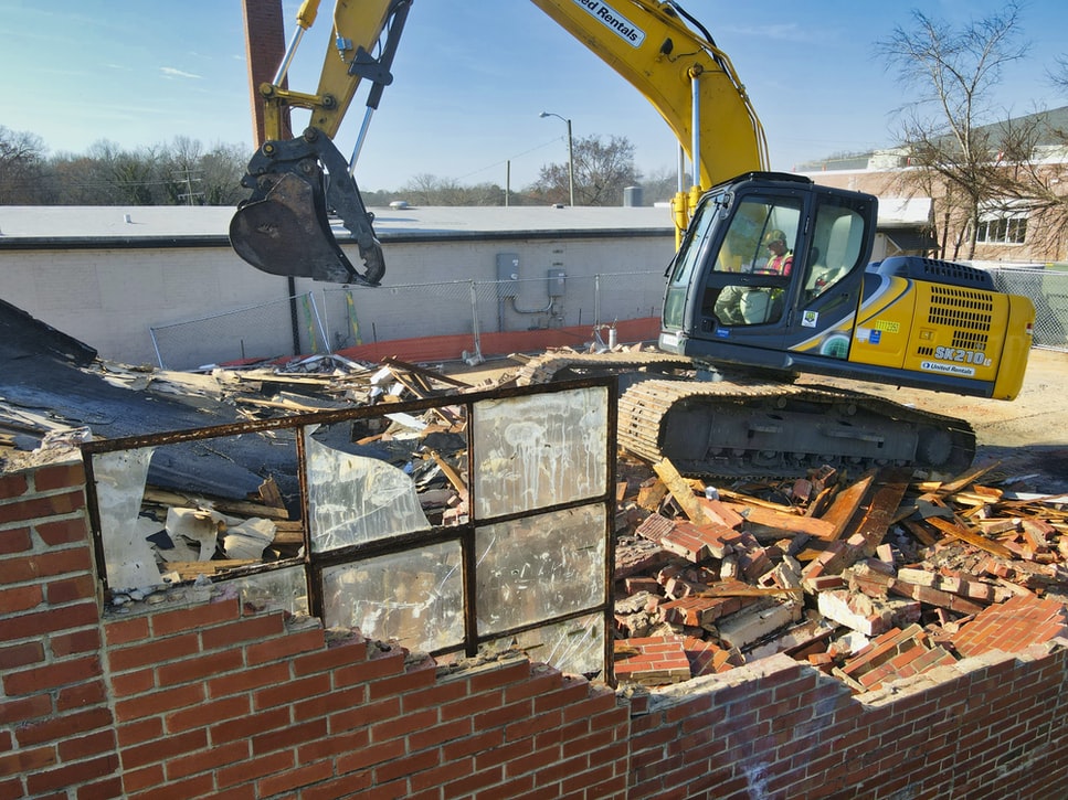 Primăria Craiova a început demolarea garajelor amplasate ilegal pe domeniul public al oraşului