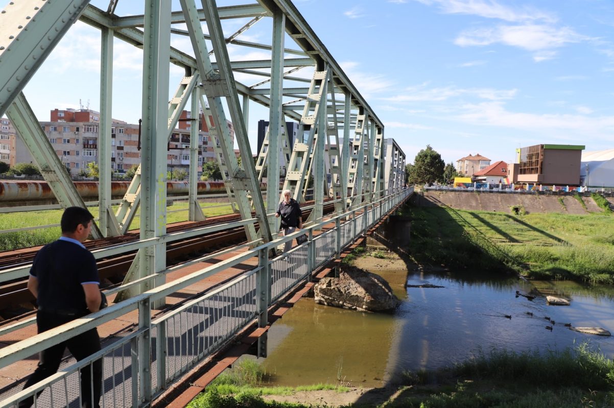 Râmnicu Vâlcea: Începe reabilitarea căii pietonale a podului de cale ferată din Ostroveni