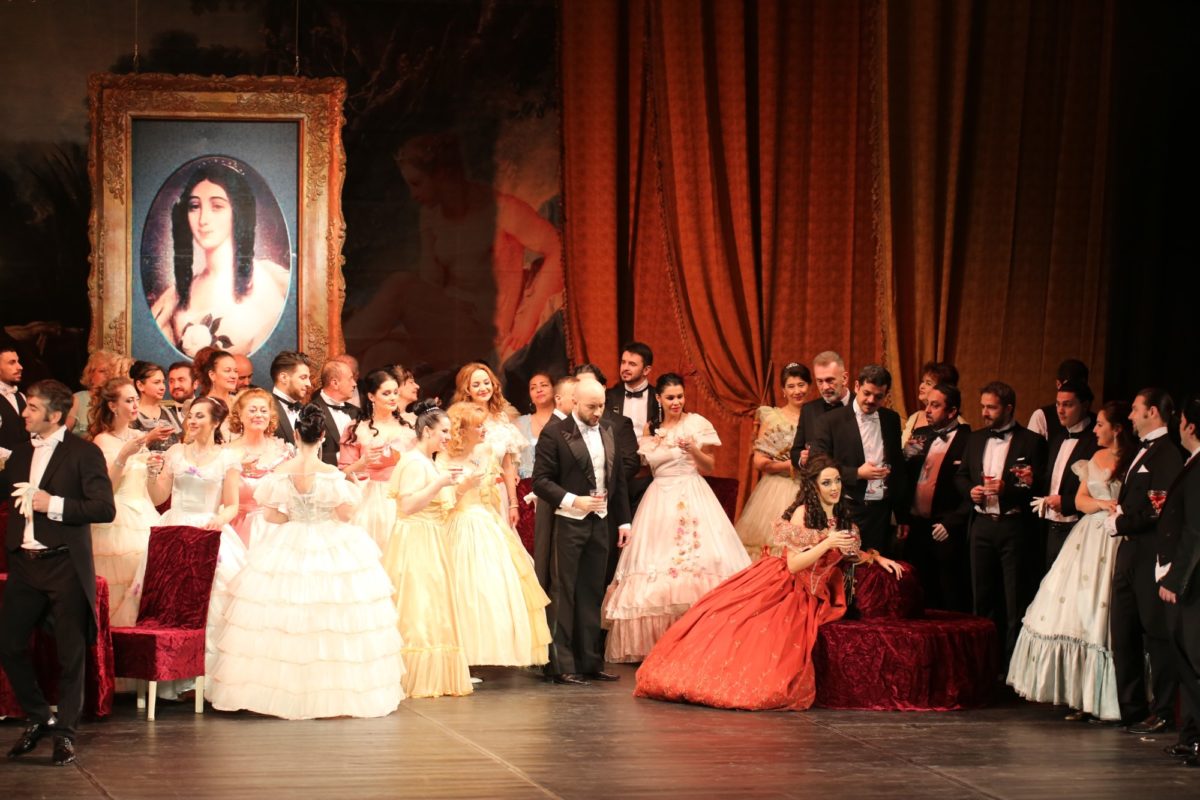 Opera Română Craiova: „La Traviata”, spectacol dedicat sopranei Virginia Zeani