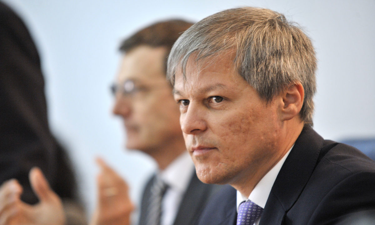 Agitație pe scena politică. Premierul desemnat, Dacian Cioloş, speră în refacerea coaliției. Orban demisionează din fruntea Camerei Deputaților