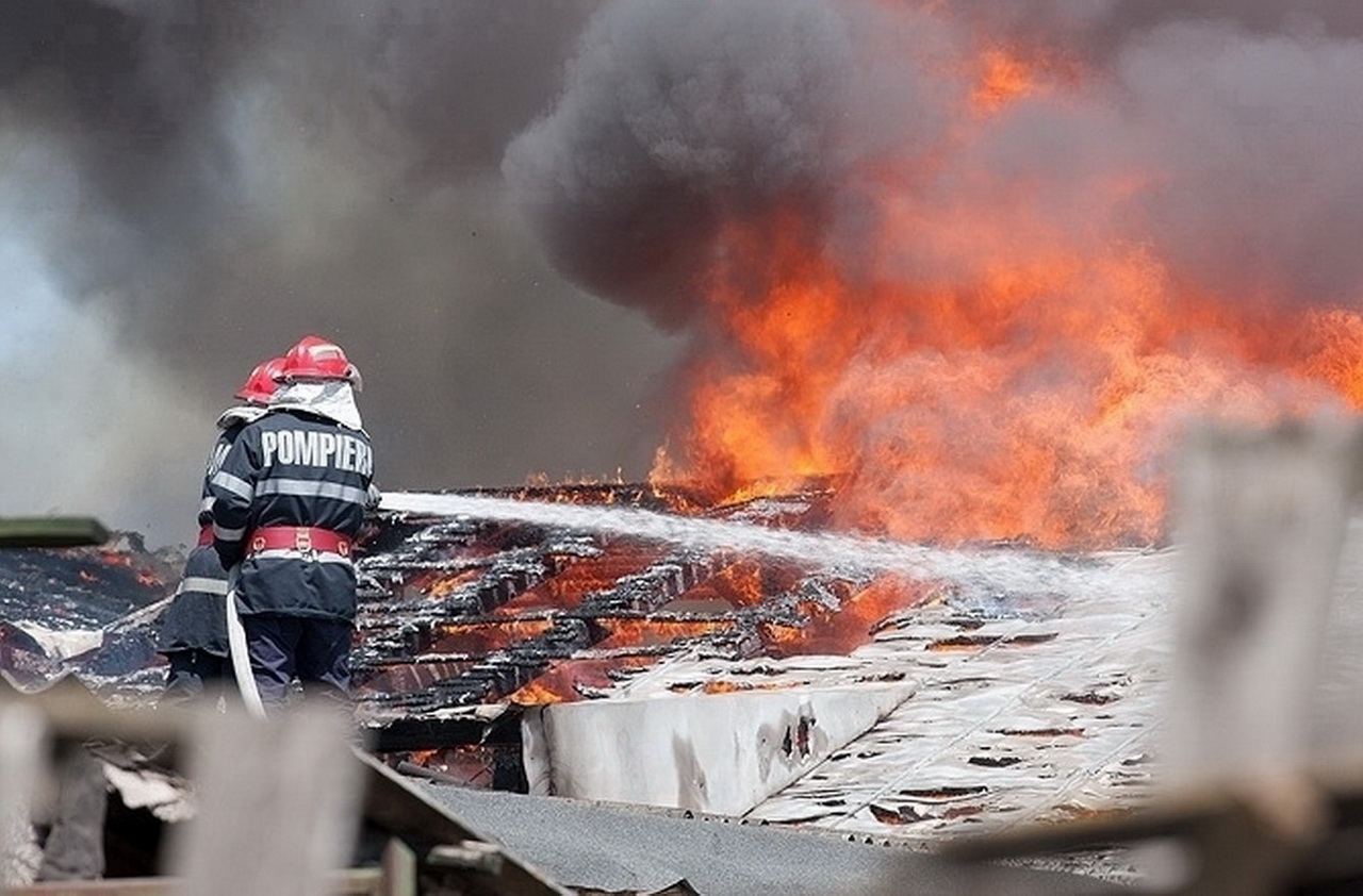 Incendiu puternic la mai multe magazine din București. A fost emis mesaj RO-Alert, din cauza degajărilor de fum