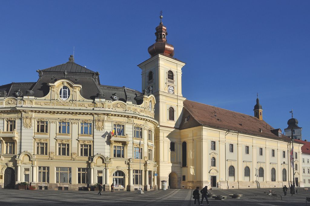 Sibiu: Klaus Iohannis, întâmpinat cu proteste, în fața bisericii