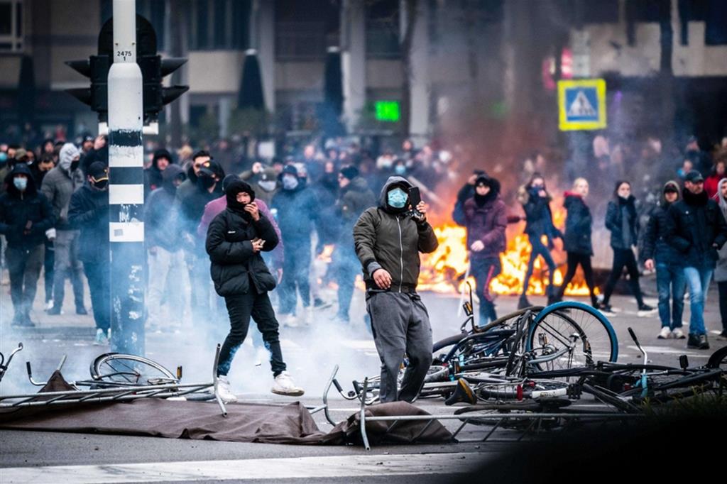 Olanda: Carantina a provocat proteste violente, la Haga