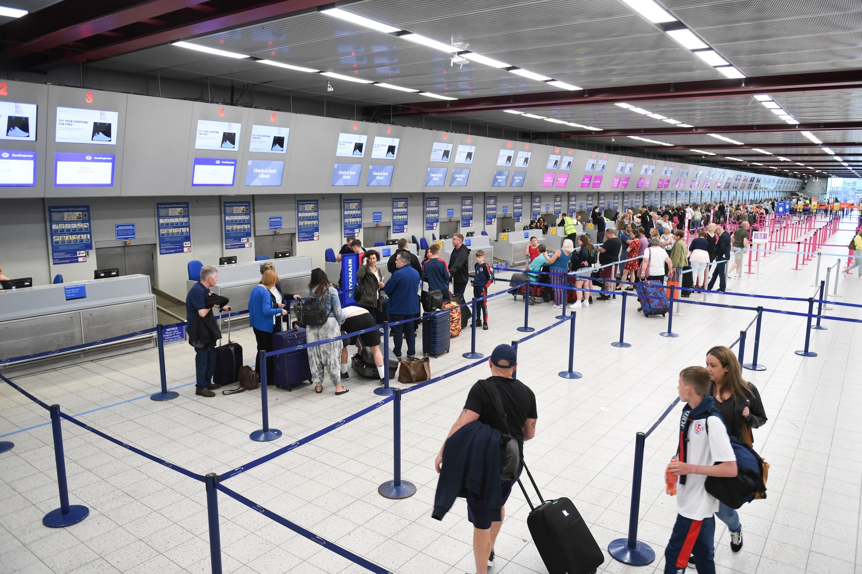 Peste 100 de pasageri, majoritatea români care intenţionau să ajungă acasă de sărbători, au rămas blocaţi de dimineaţă pe aeroportul Stansted din Marea Britanie