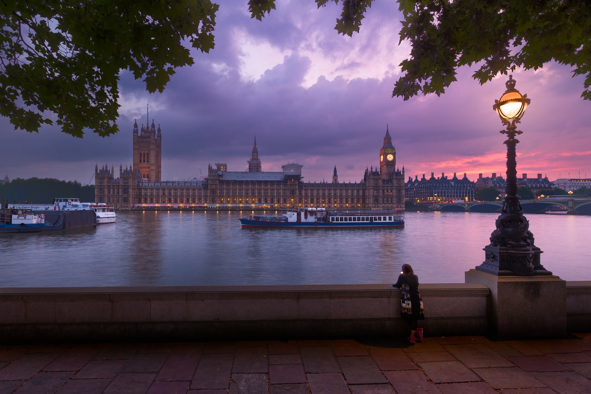 Guvernul de la Londra relaxează restricțiile, începând de mâine