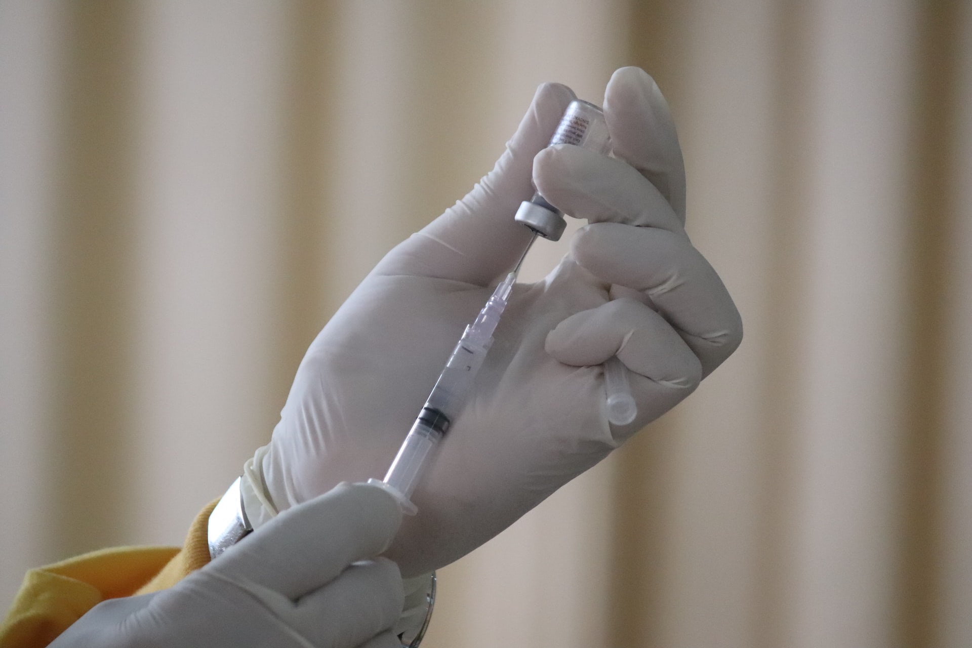 Numărul persoanelor care se vaccinează împotriva COVID-19 cu prima doză continuă să fie scăzut