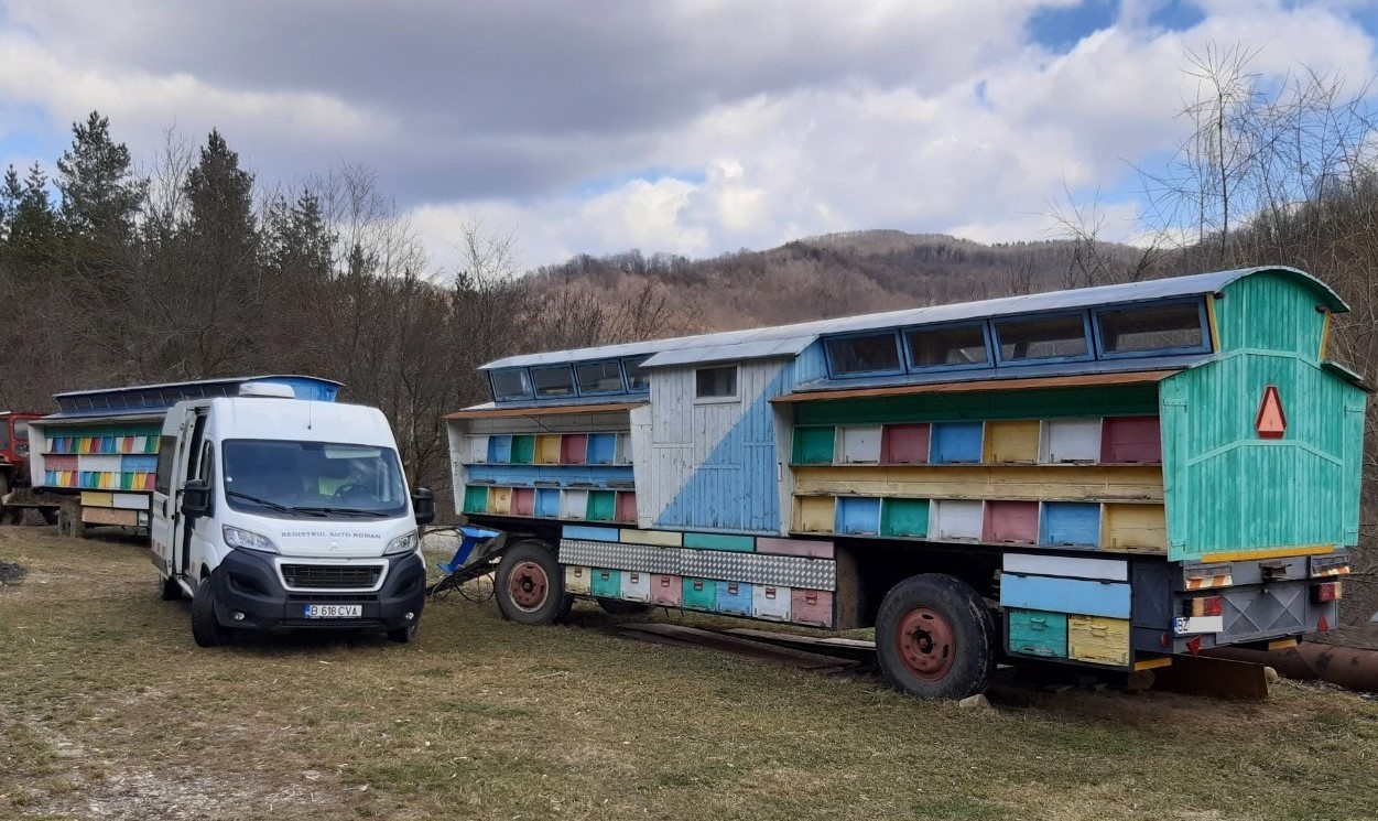 GALERIE FOTO: Registrul Auto Român, acțiuni pentru sprijinirea apicultorilor și deținătorilor de tractoare și utilaje agricole