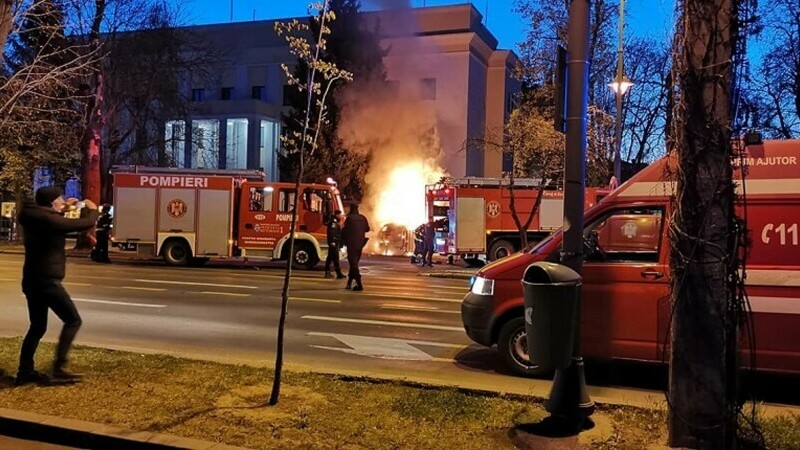 Un bărbat a murit după ce s-ar fi autoincendiat și a intrat cu mașina în Ambasada Rusiei din București