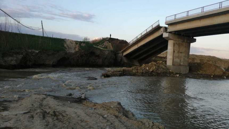 Un sector de pod aflat în lucru s-a prăbuşit în judeţul Vrancea şi a întrerupt legptura dintre Vulturu şi Vadu Roşca