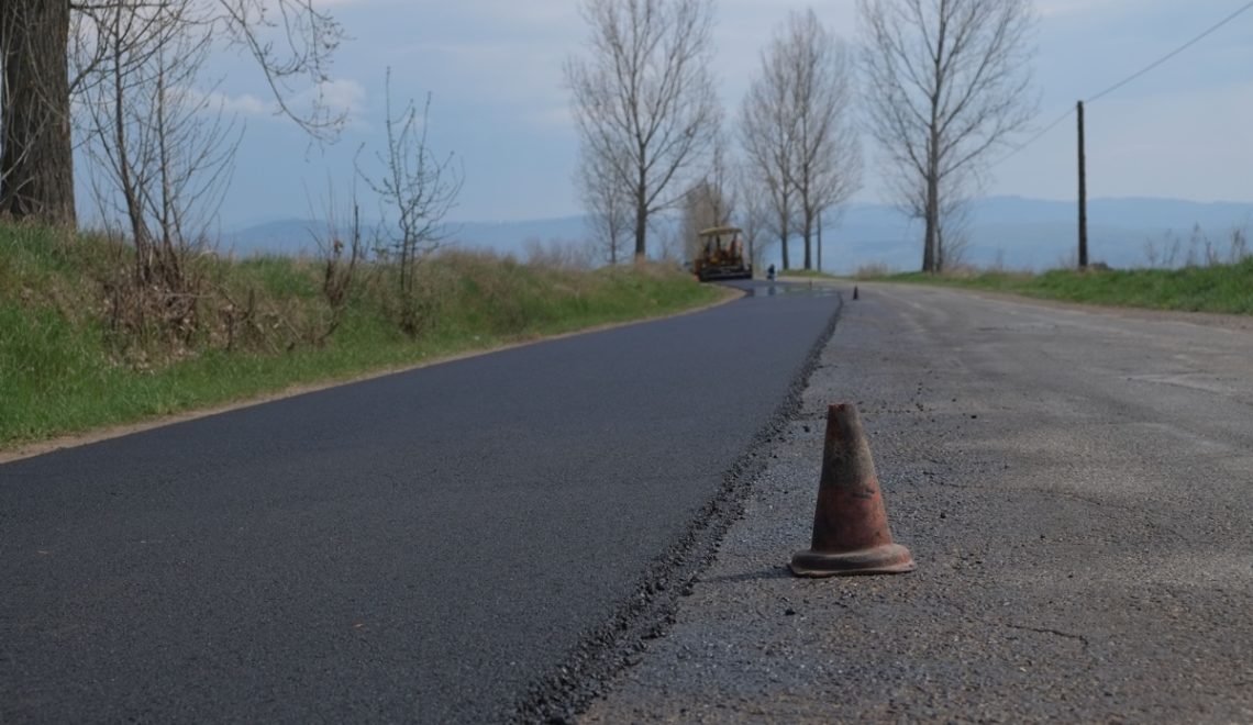 Vâlcea: Se modernizează drumurile din comuna Bujoreni