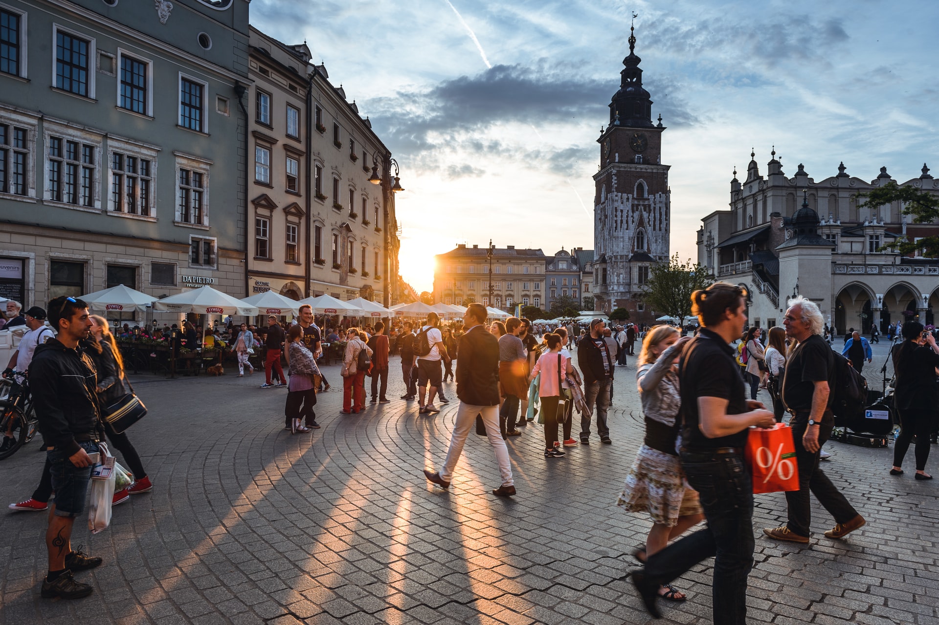 În 2021, 43% din nopțile turistice din UE au fost petrecute în iulie și august