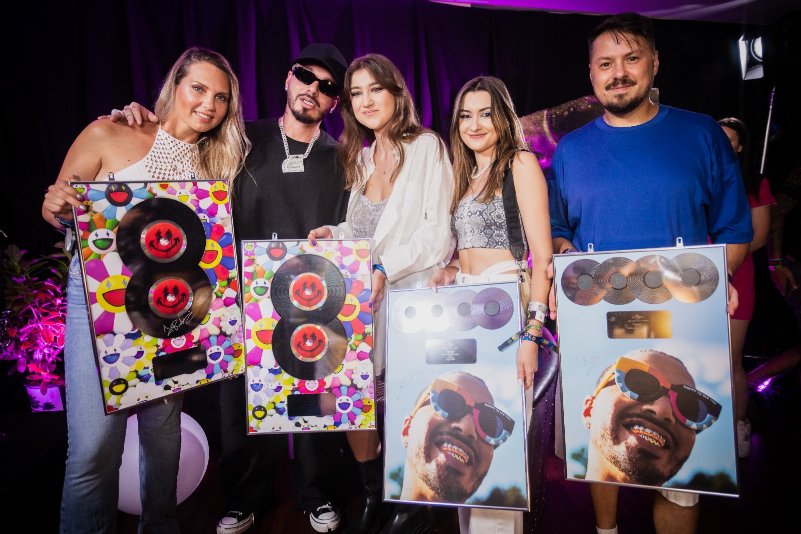 Universal Music România i-a acordat discul de platină lui J. Balvin pentru vânzările albumelor „Jose” și „Colores” în România 