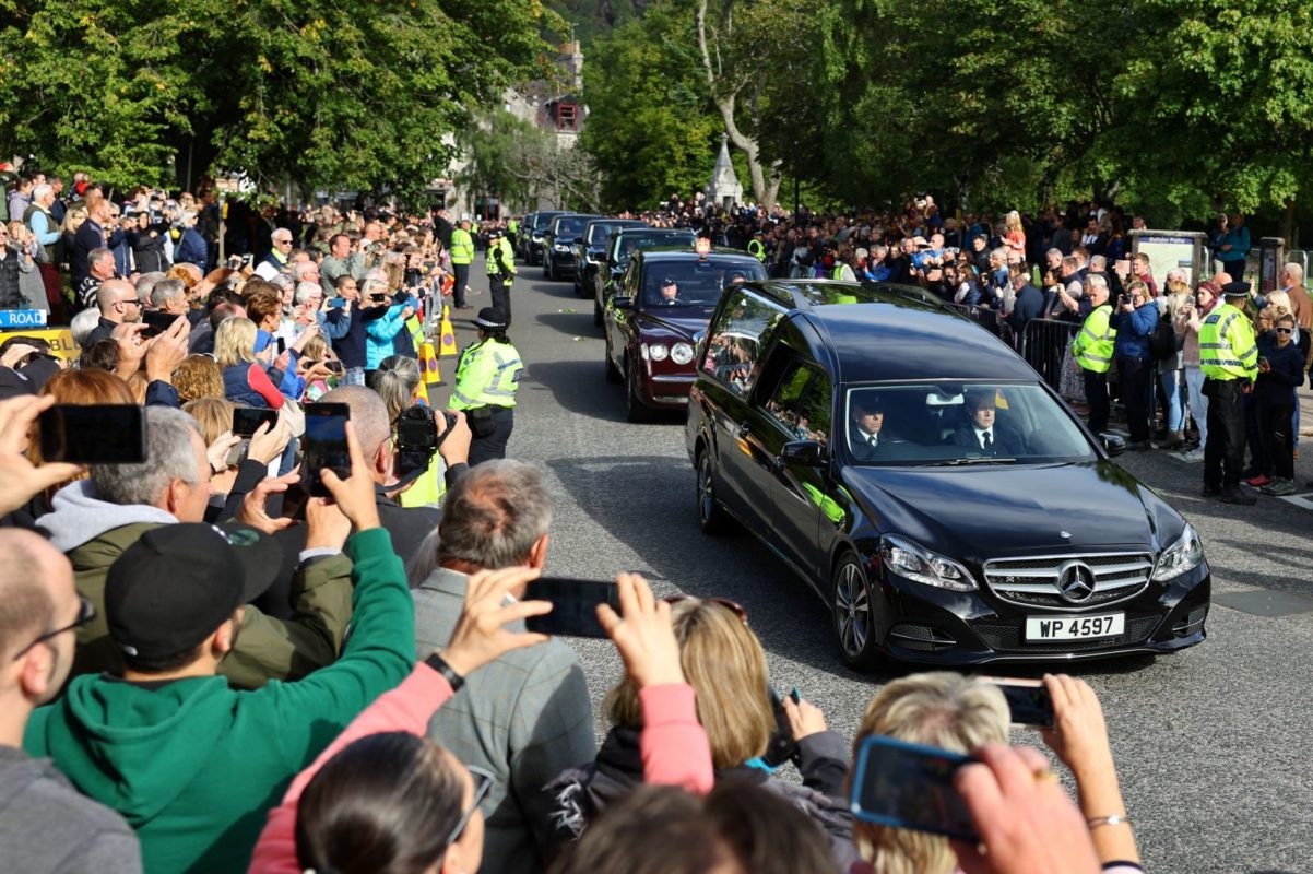 Cortegiul funerar al reginei Elisabeta a ajuns în capitala Scoției