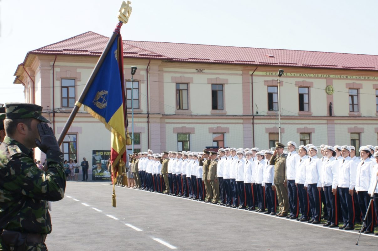 Începe școala. Premierul Nicolae Ciucă este la Craiova