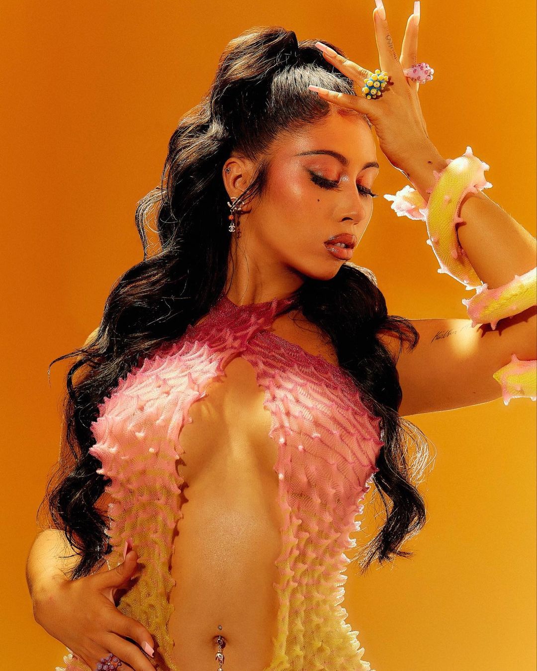 KALI UCHIS lanseaza single-ul „NO HAY LEY”