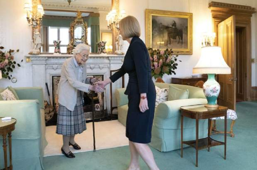 Premierul Liz Truss: Suntem o naţiune strălucitoare datorită reginei Elizabeth a II-a