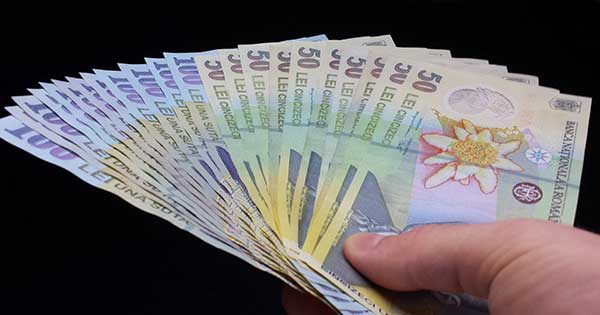 Salariul minim ar urma să crească de la 2.500 de lei la 3.000 de lei