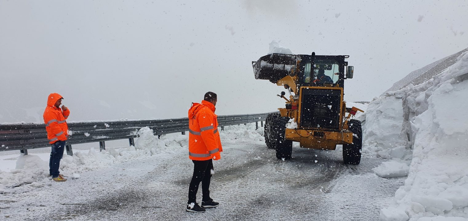 Ninsoare pe Transalpina. Se acționează cu utilaje de deszăpezire