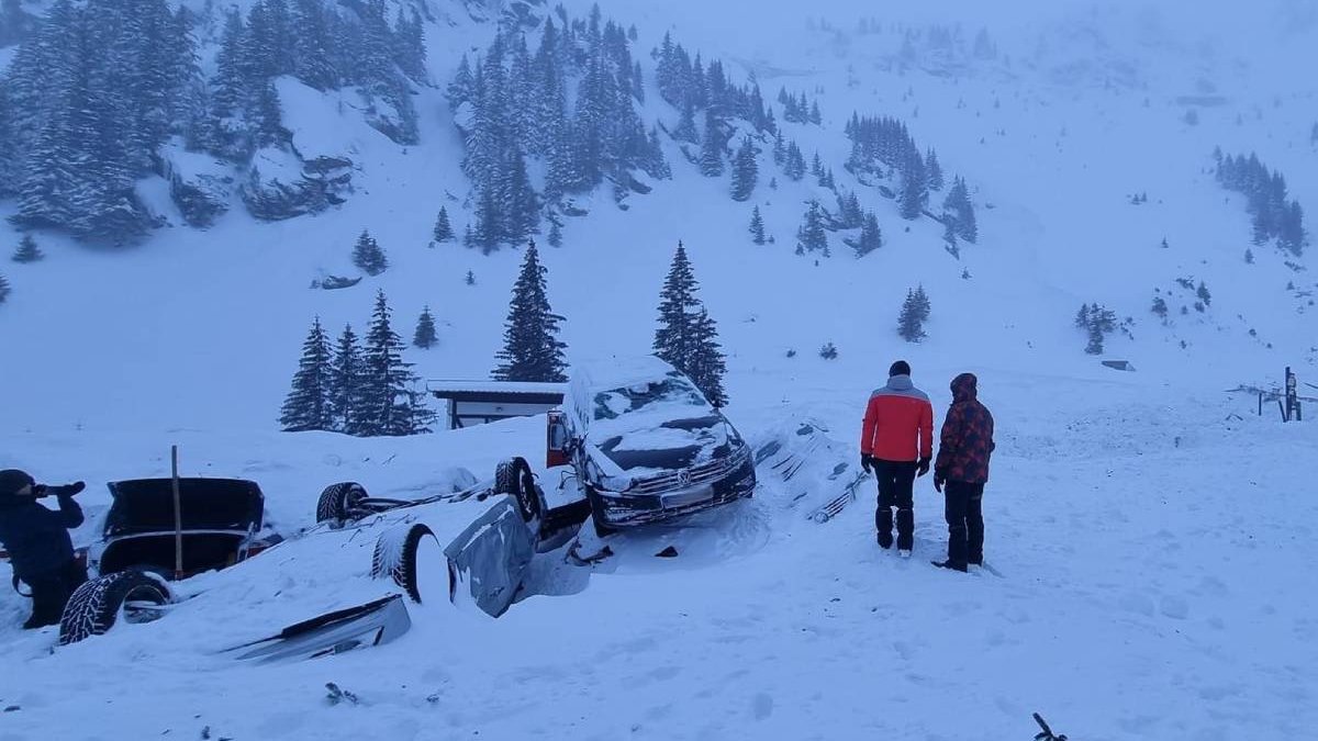 Turiștii blocați la Cabana Capra ar putea fi amendați, pentru că au circulat pe Transfăgărășan