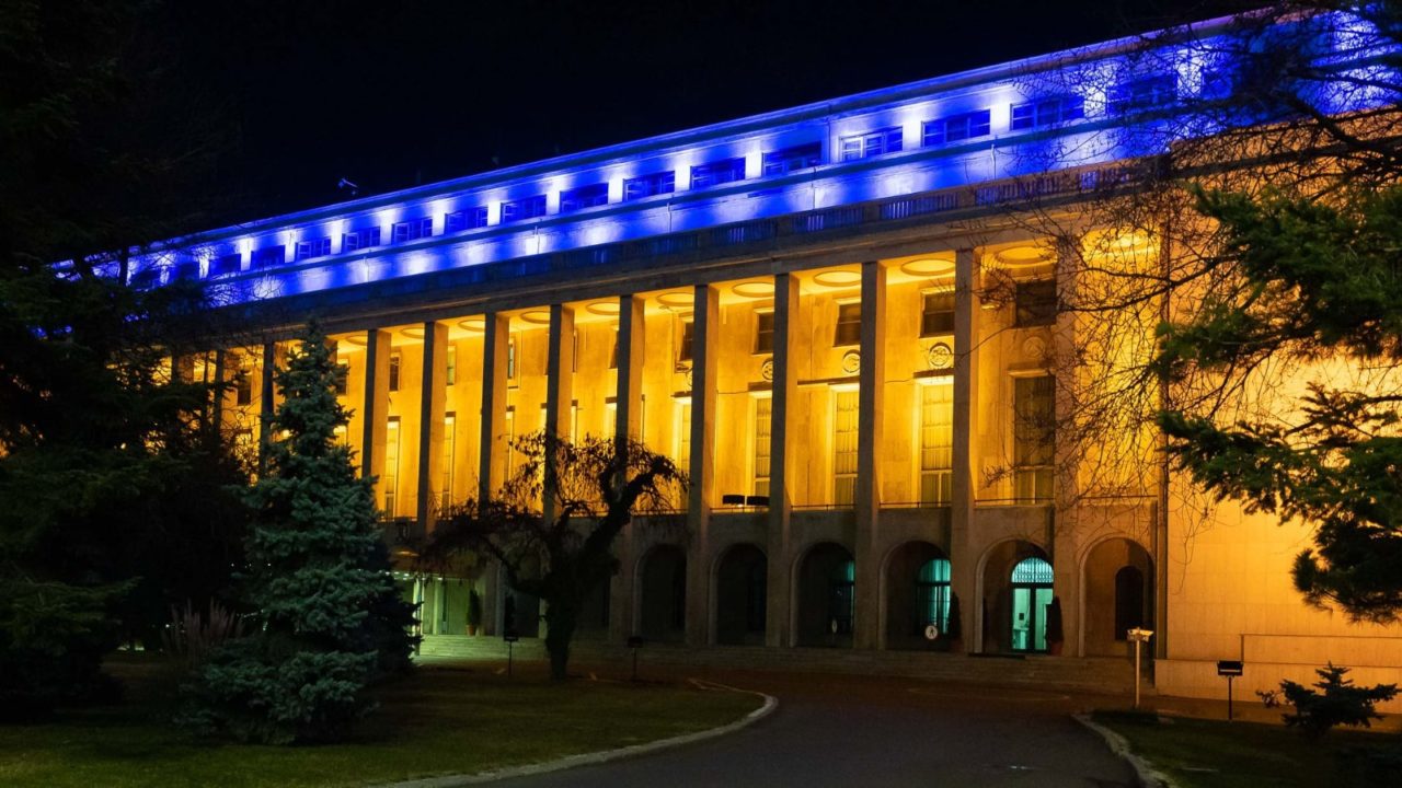 Palatul Victoria, luminat în culorile drapelului Ucrainei, în această seară