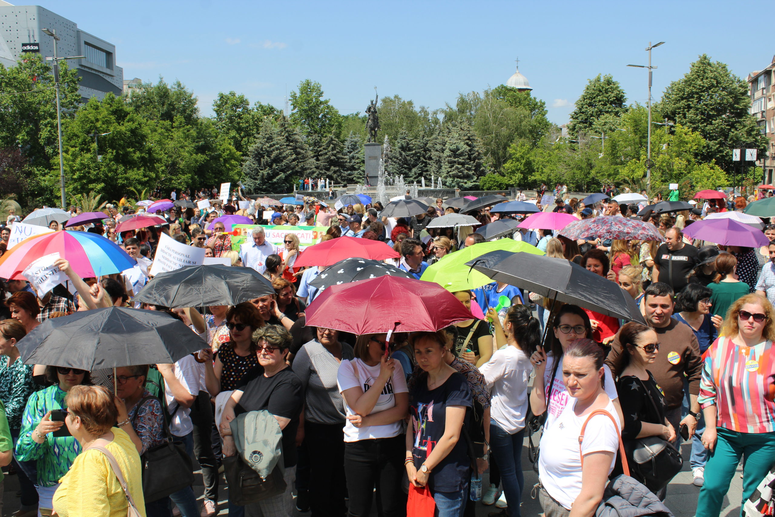 Greva din Învâţământ, dacă nu se va încheia curând, ar putea prelungi anul şcolar