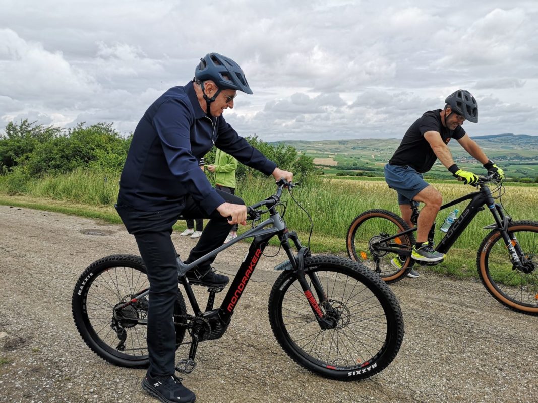 Mircea Geoană, cu bicicleta, pe Via Transilvanica