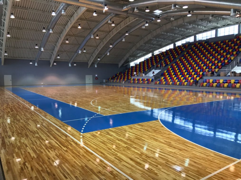 Târgu Jiu: Anchetă, în urma incidentului de la Sala Sporturilor. Un copil putea fi strivit de un reflector